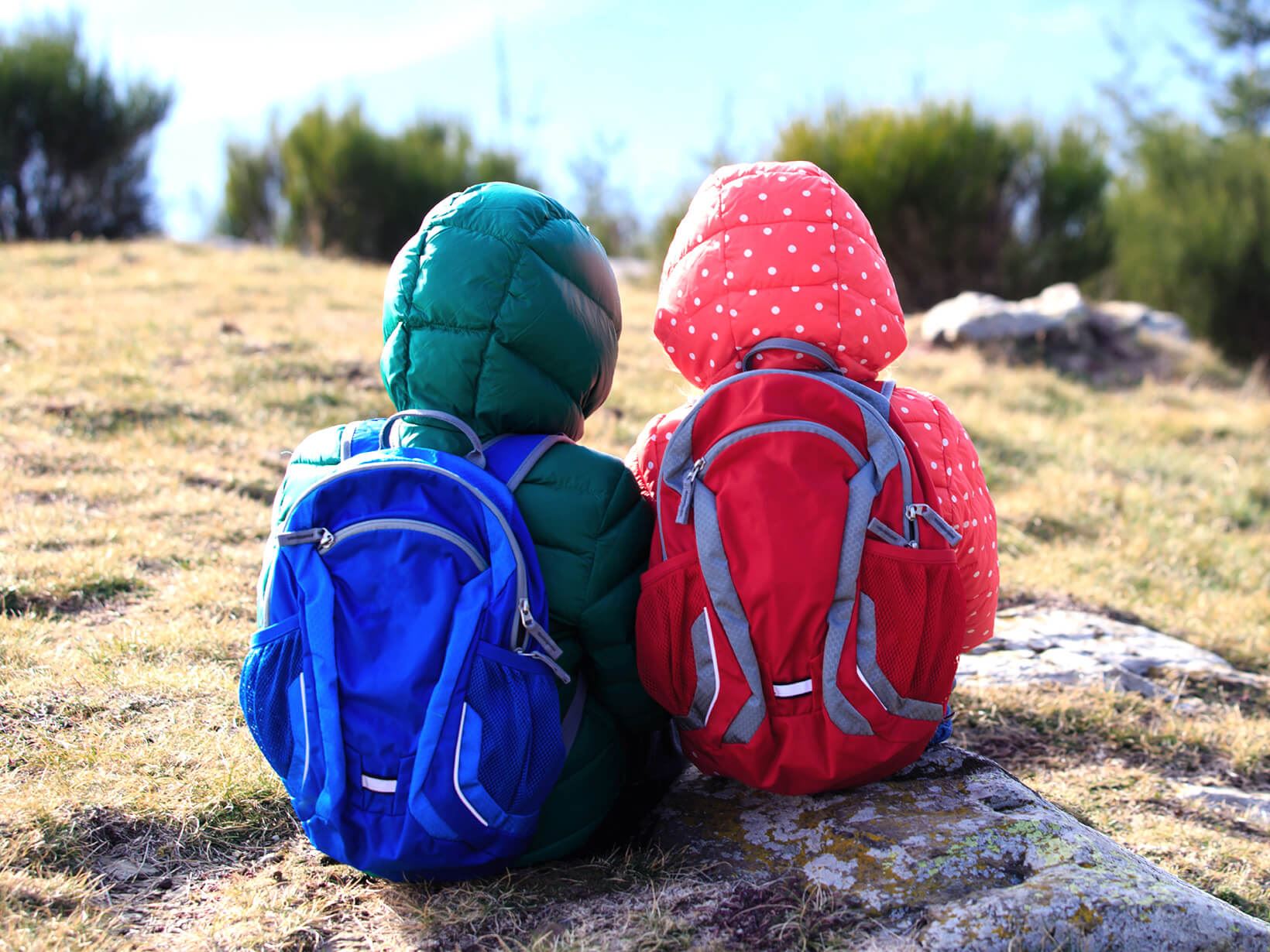 Kinder mit Rucksack