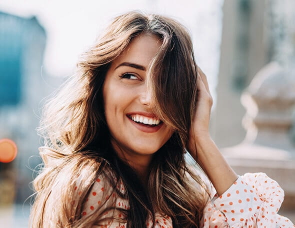 Lachende Frau mit langen offenen Haaren