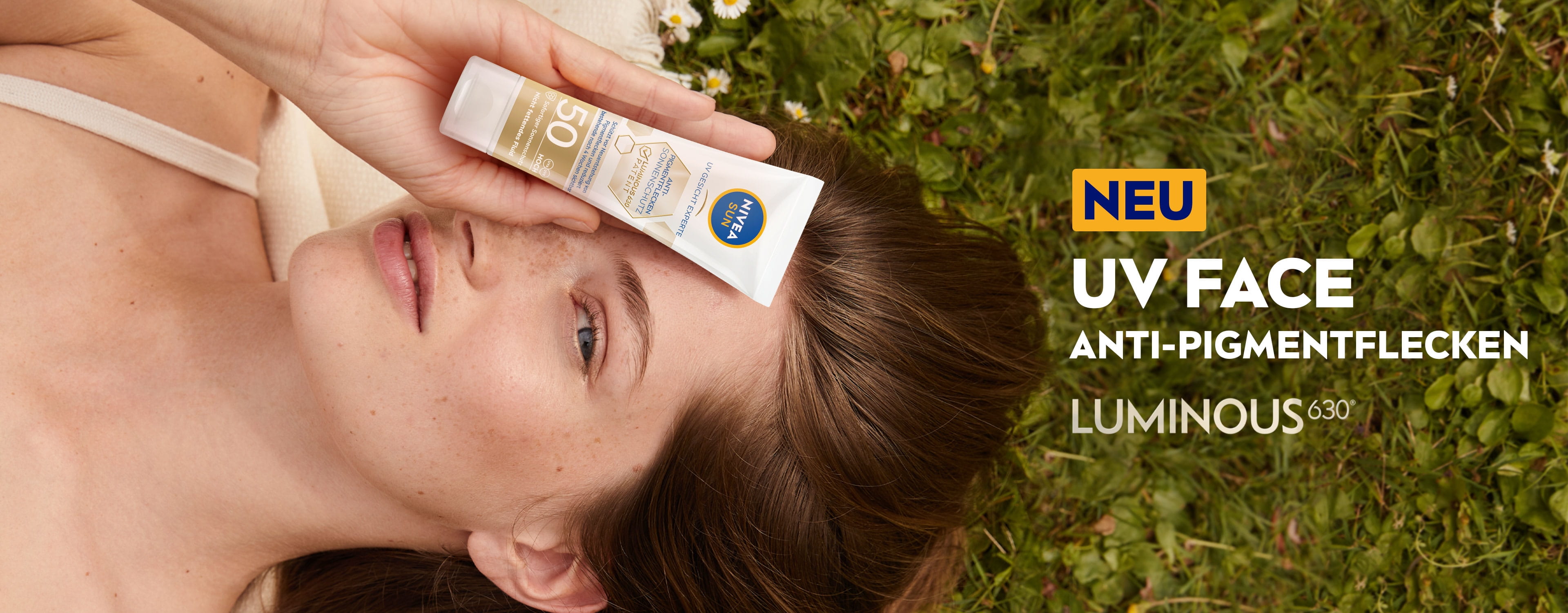 Eine Frau mit dem neuen NIVEA UV Face Luminous Anti-Pigmentflecken Sonnenschutz