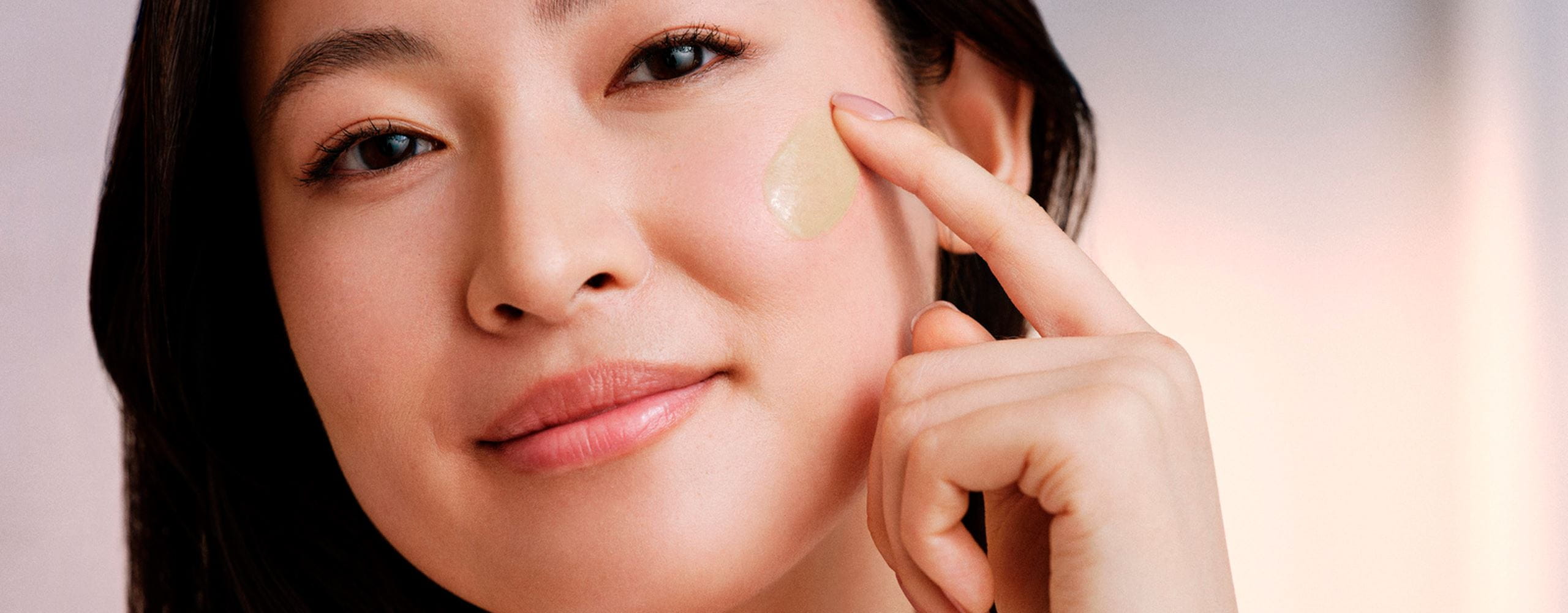 Persona acariciando la piel de su rostro