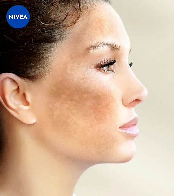Mujer observando su rostro sin paño en la cara.