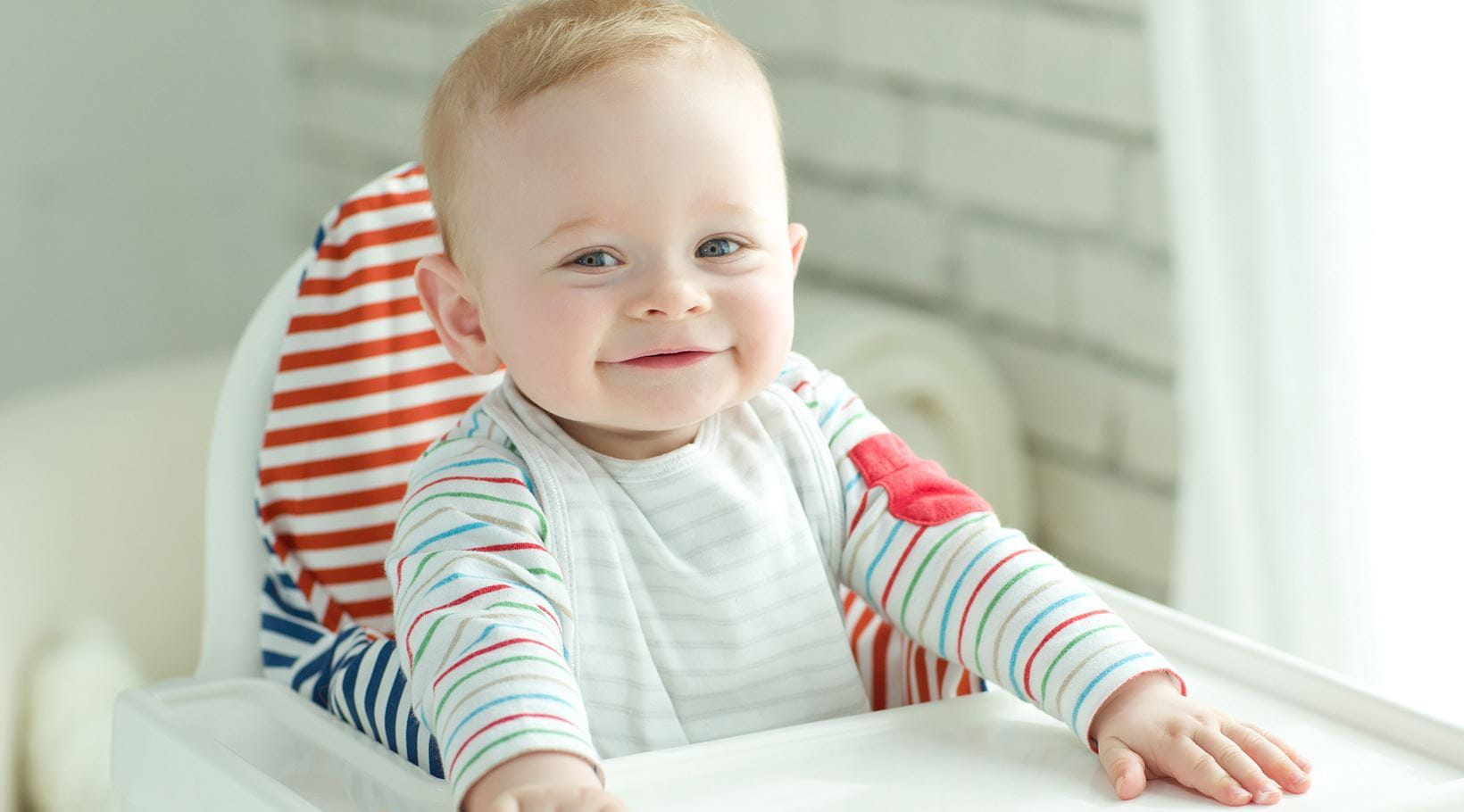 dítě na jídelní židličce