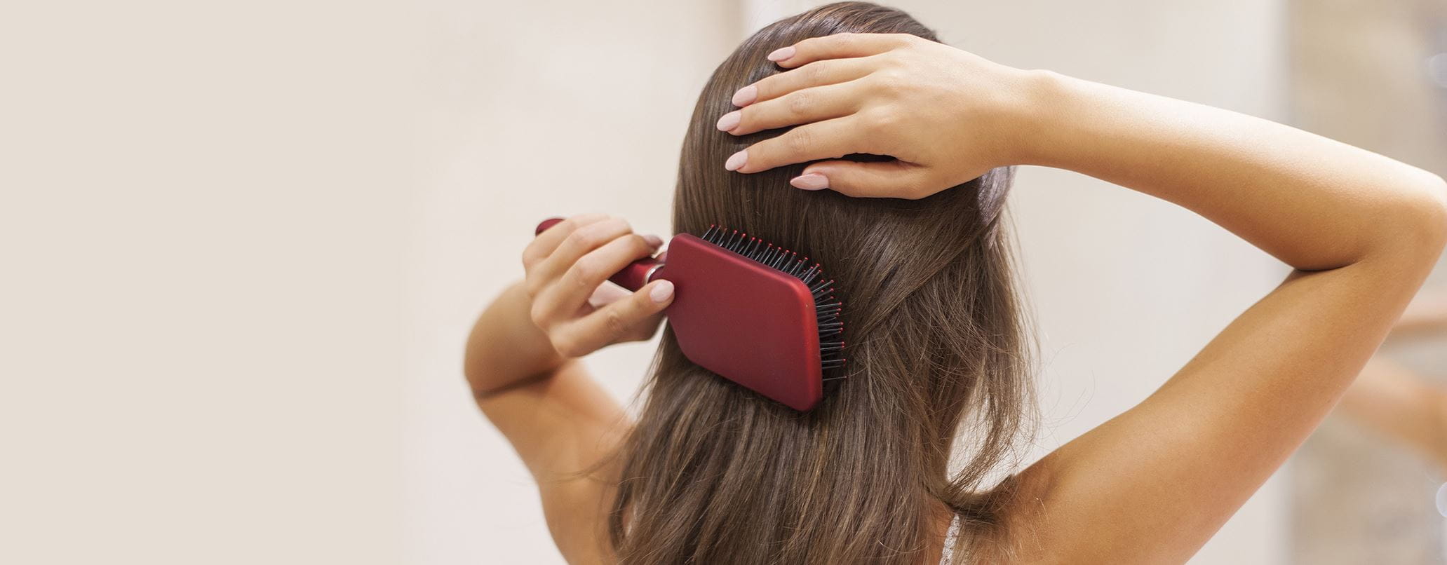 žena česající si vlasy