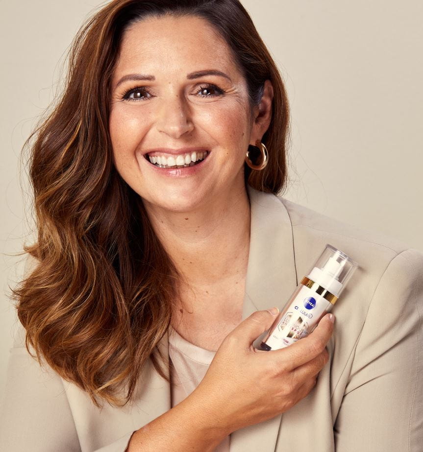 žena s nivea celulární světelné produkty