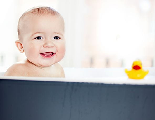 Baby baden: Anleitung für den Wasserspass