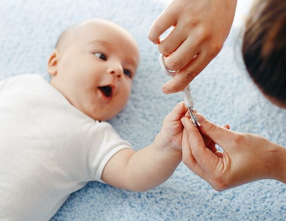 Baby-Fingernägel schneiden: Sanft & sicher