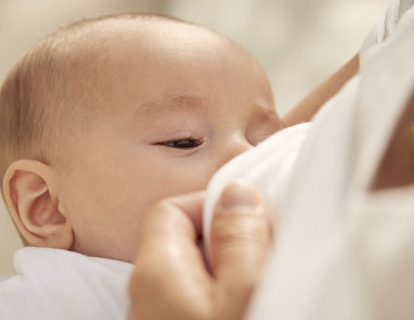 Baby stillen: Vom ersten Anlegen bis zum Zufüttern