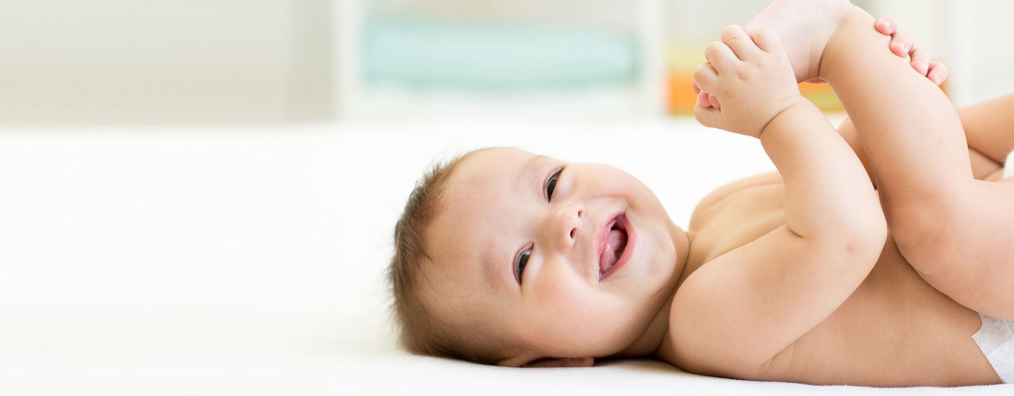 Bébé heureux dans sa couche