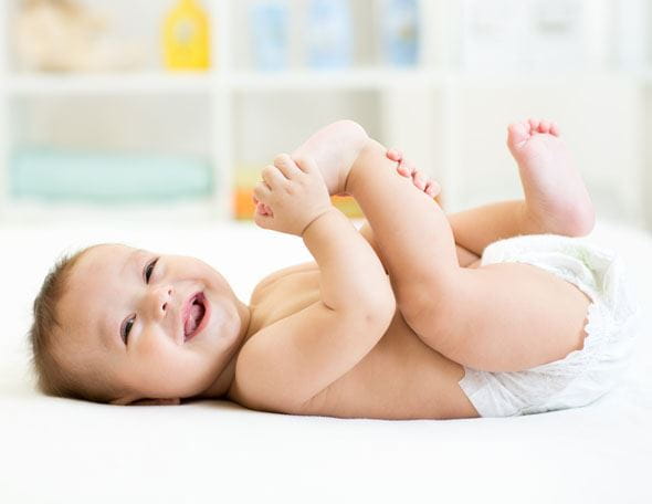 Bébé heureux dans sa couche