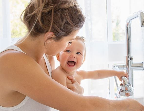 Babyhaare mit Babyshampoo richtig pflegen