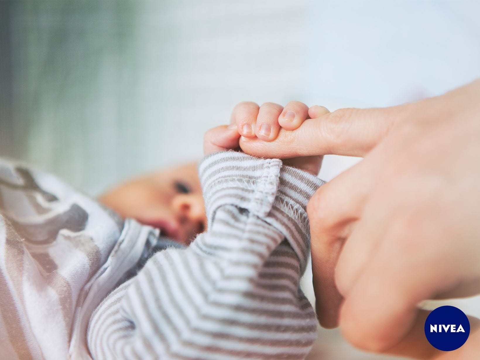 Babypflege: Was muss ich beim Schneiden von Babynägeln beachten