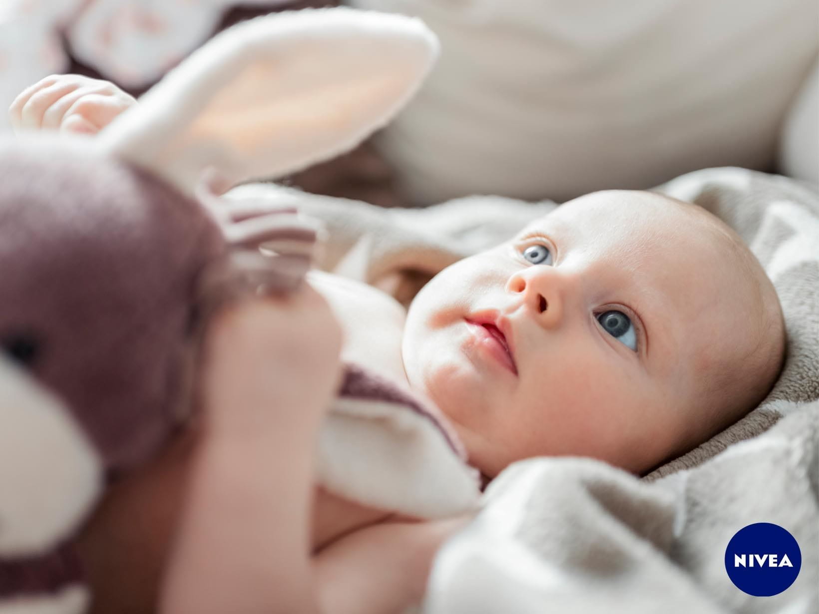 Die Entwicklung von Babys: 3. Monat, Volle Aufmerksamkeit in jeder Lage