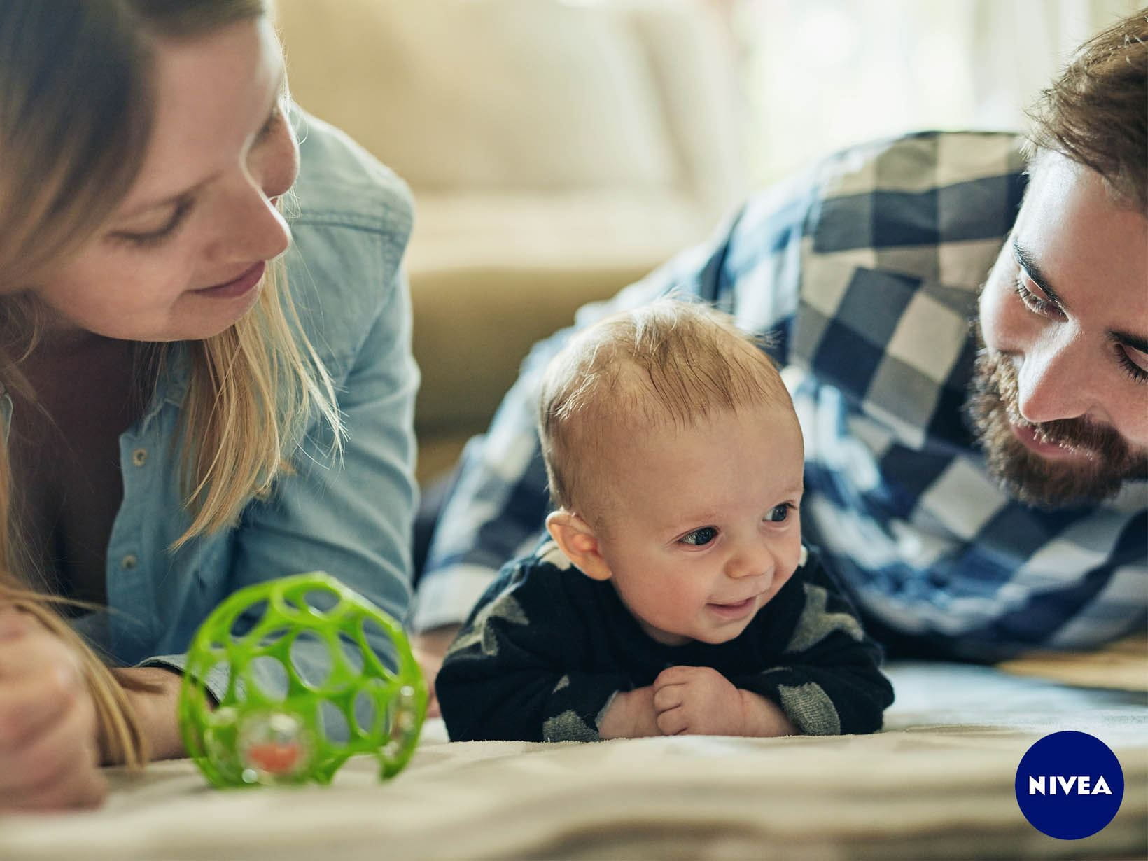 Die Entwicklung von Babys im 5. Monat: Immer mehr Spaß am Spielen