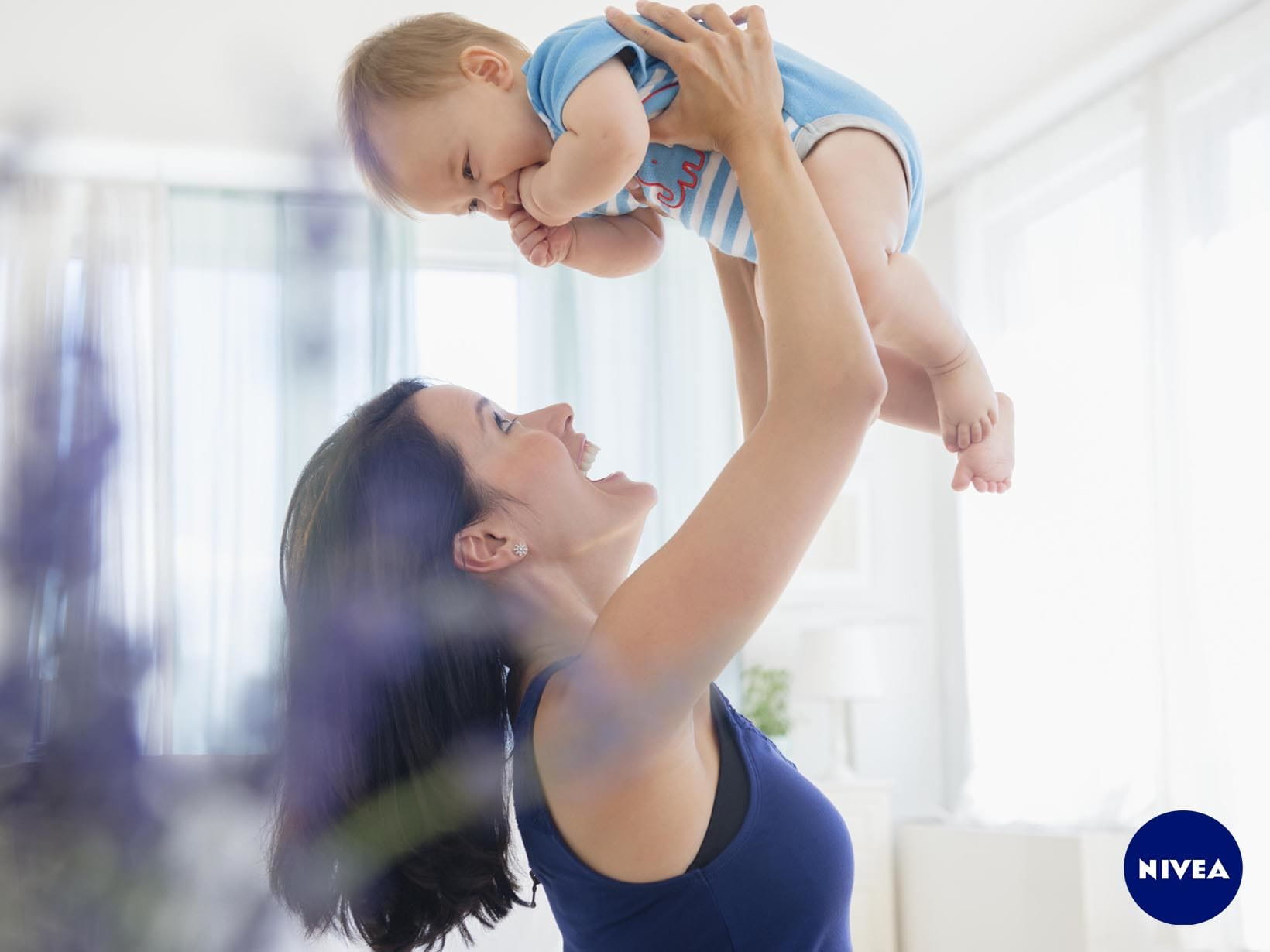 Die Entwicklung von Babys: 7. Monat - Hoch hinaus: Flugzeug spielen!