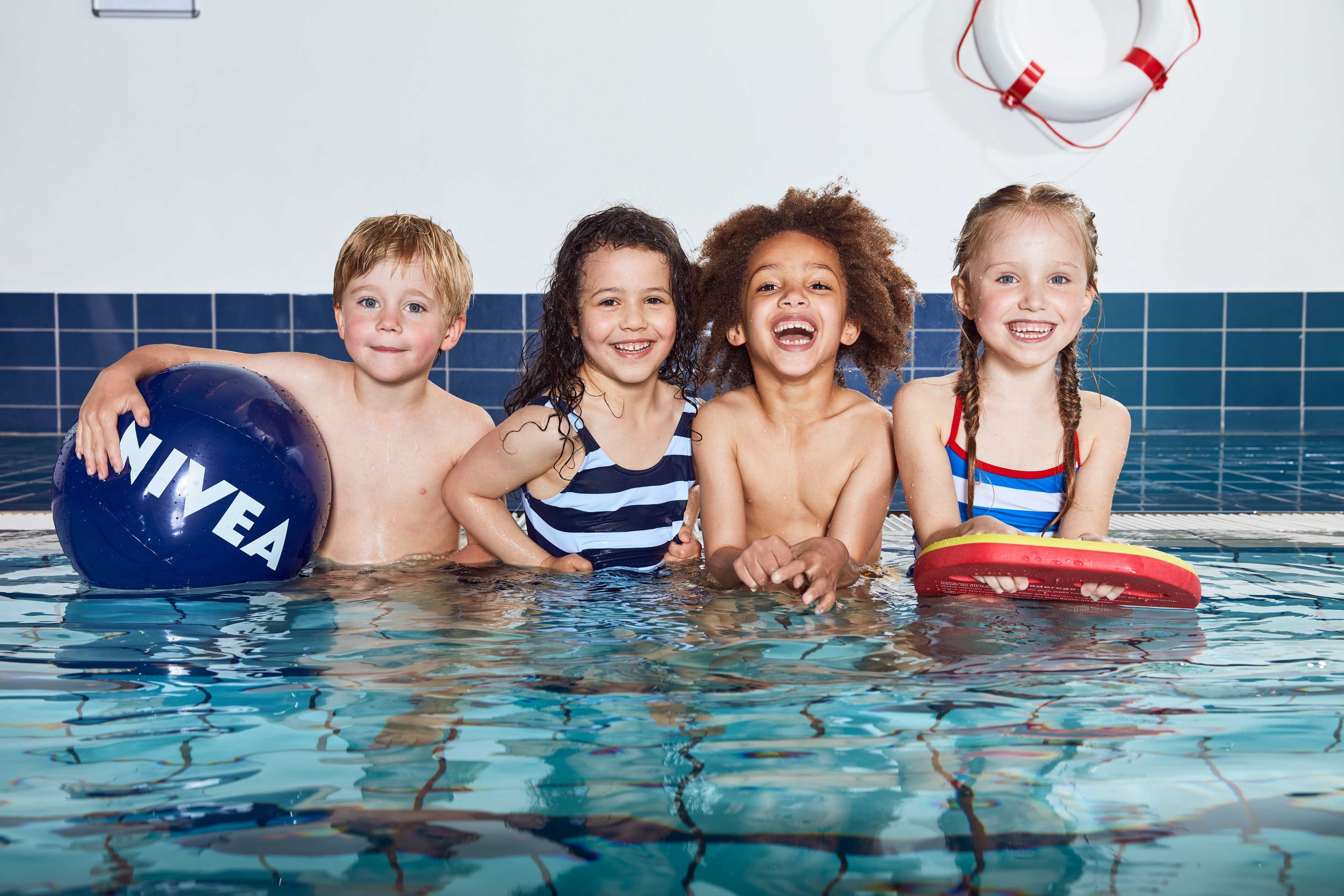 NIVEA Kids haben Spaß im Pool