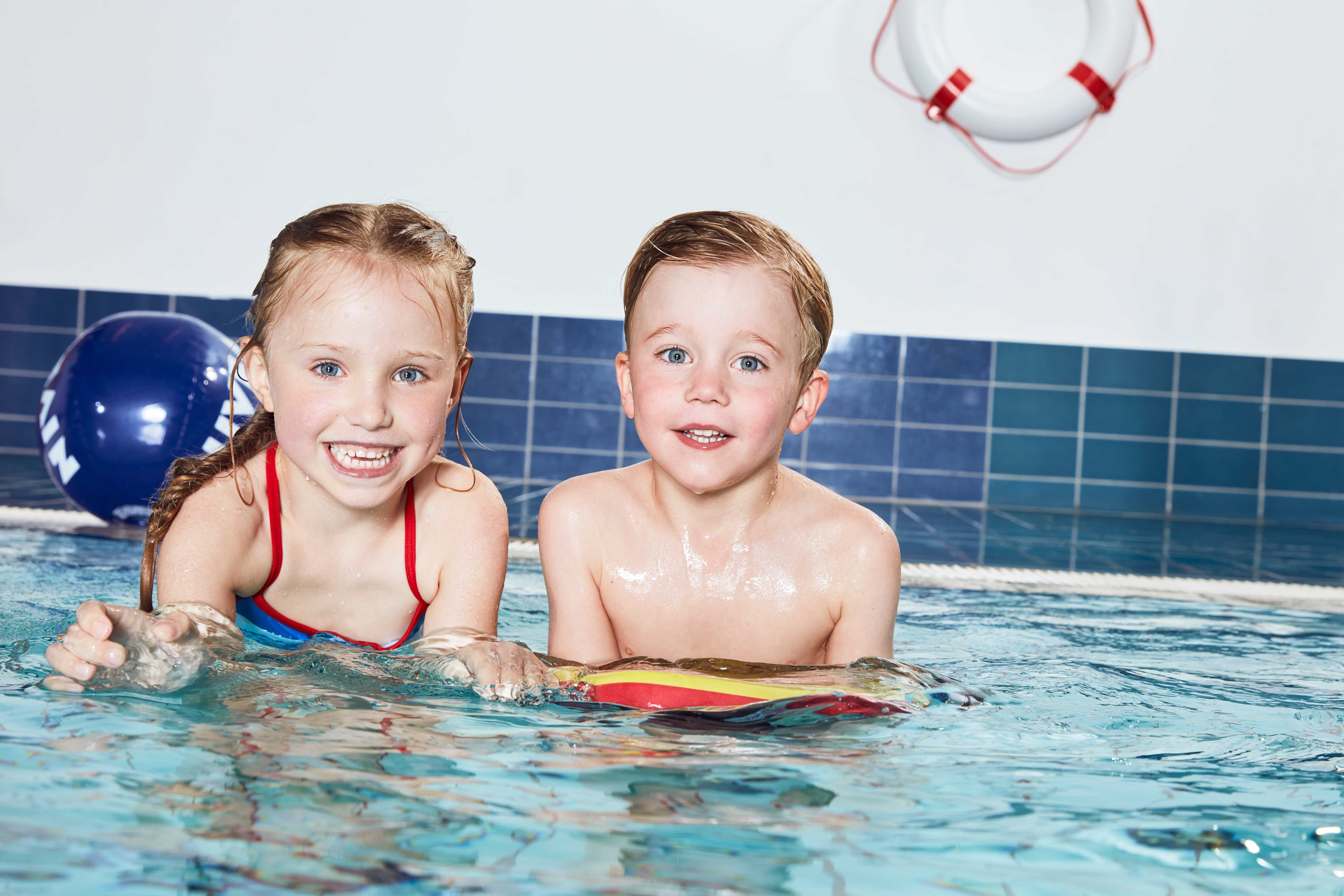 NIVEA Kids planschen im Pool