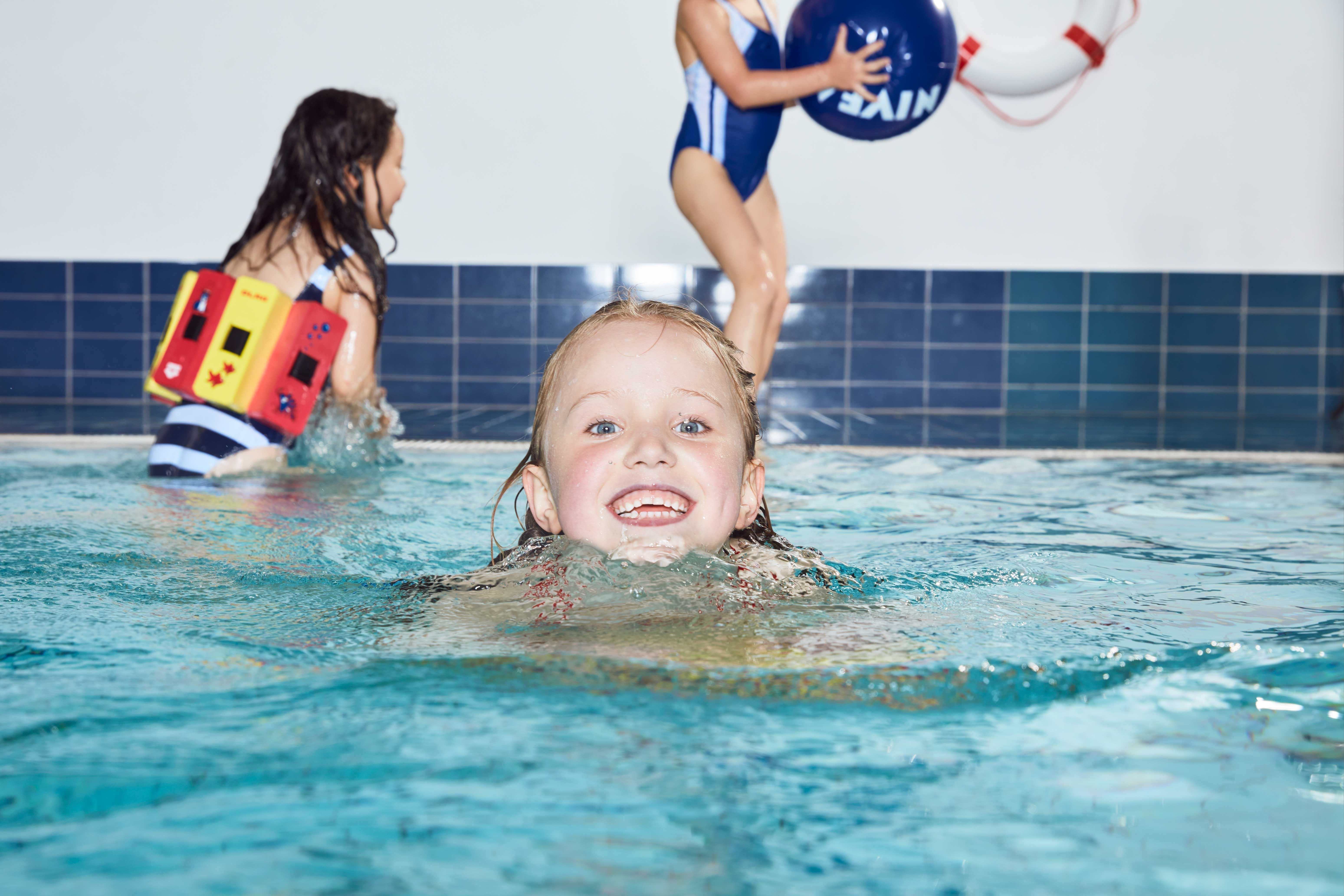 NIVEA Kids planschen im Pool