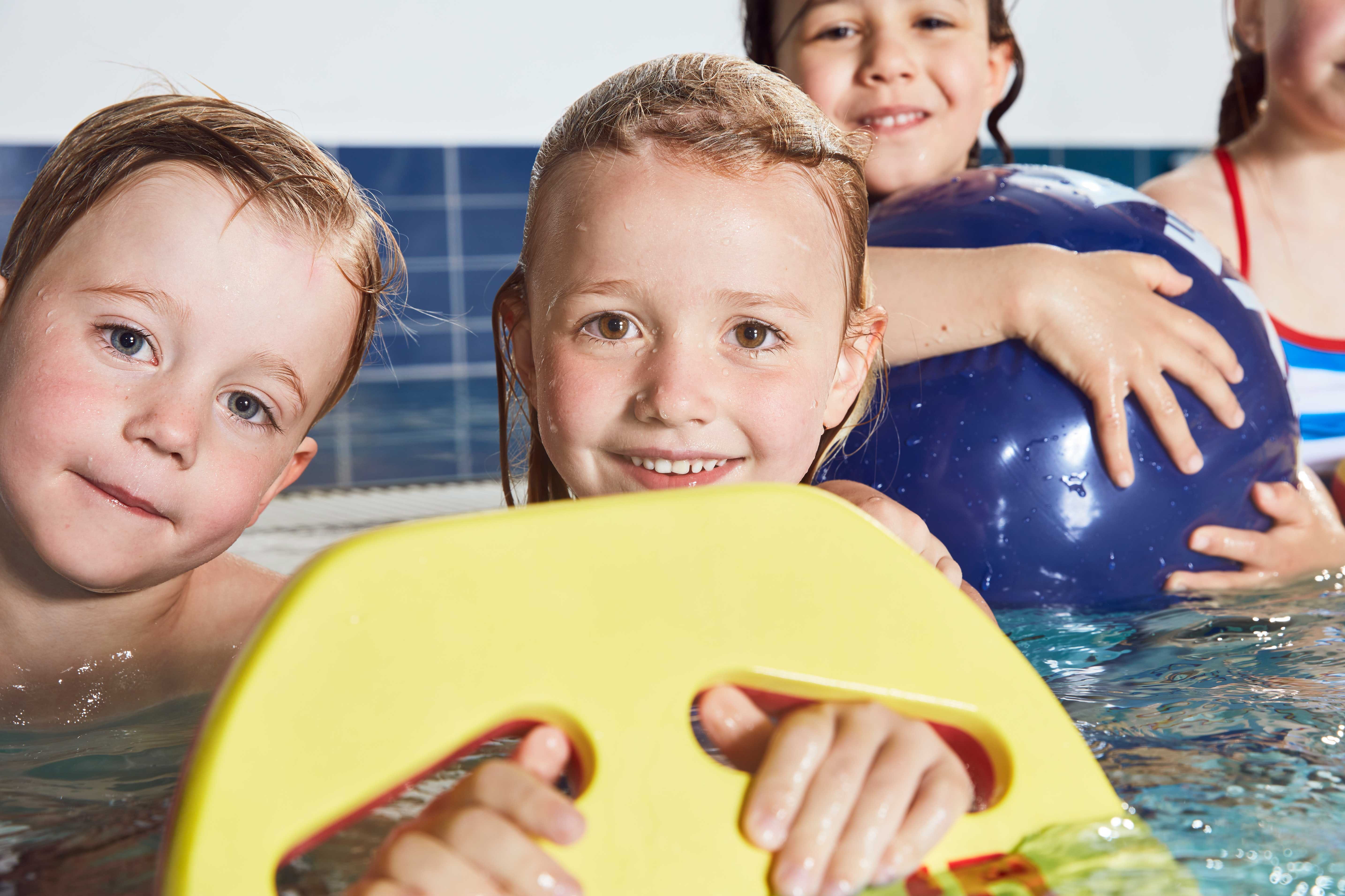 NIVEA Kids spielen im Pool