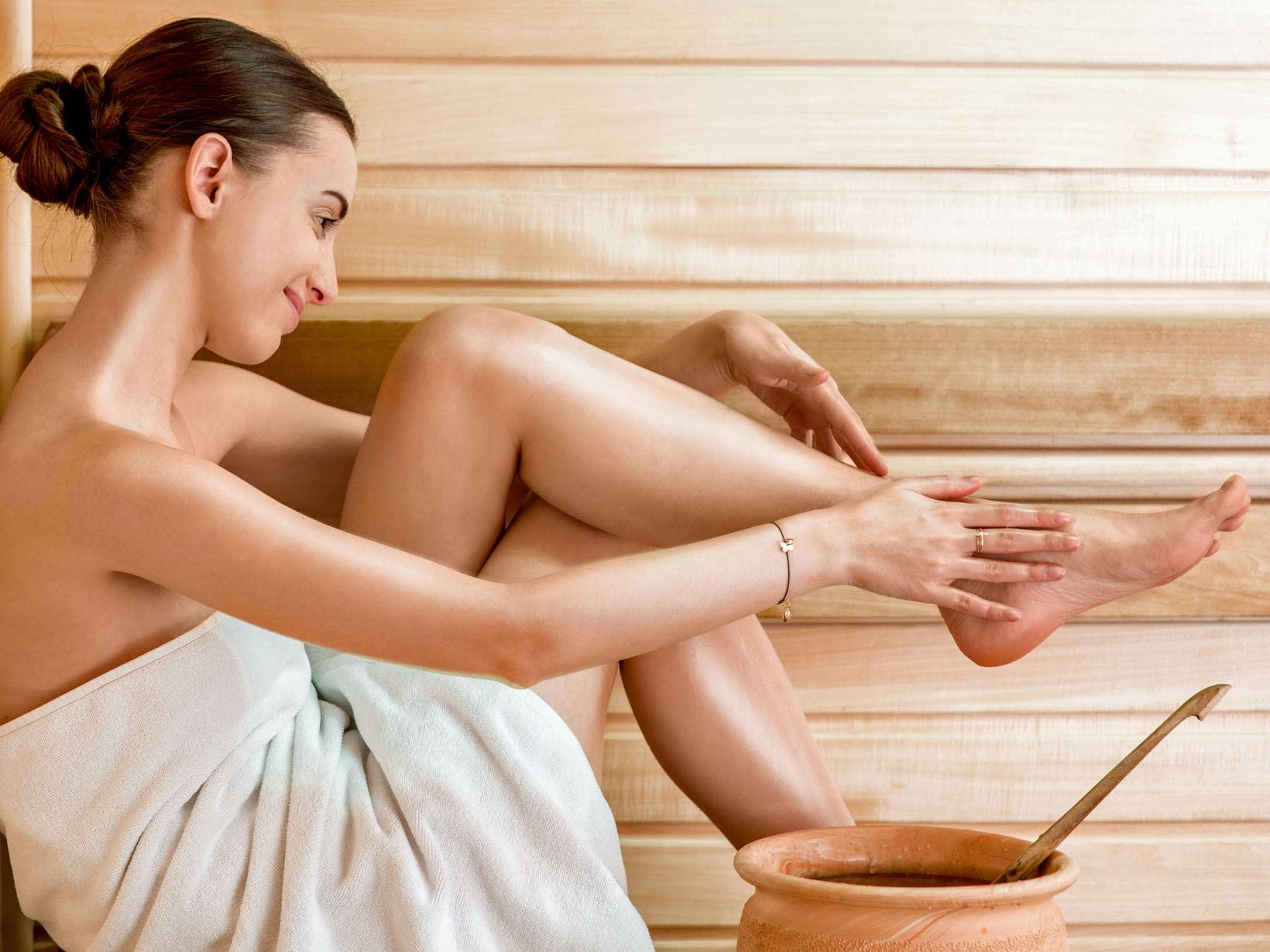 sauna-peeling-frau-pflegt-haut