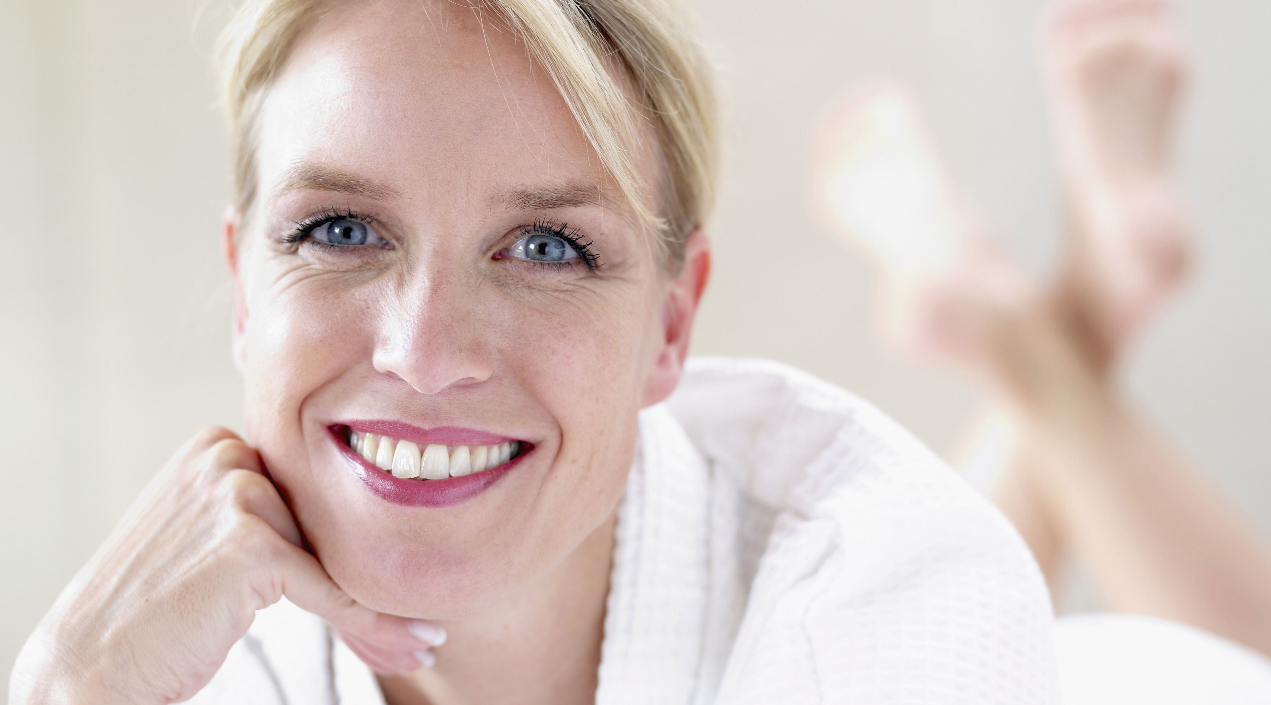 Richtig schminken ab 50: Tipps für ein frisches Aussehen