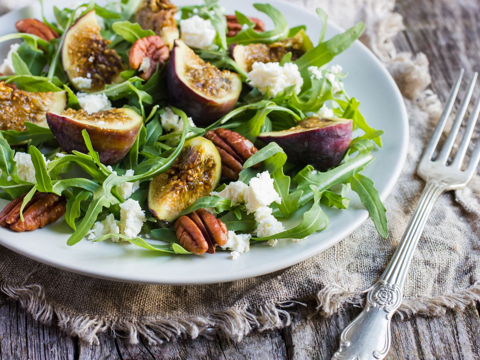 Salat mit Rucola, Feigen und Parmesan