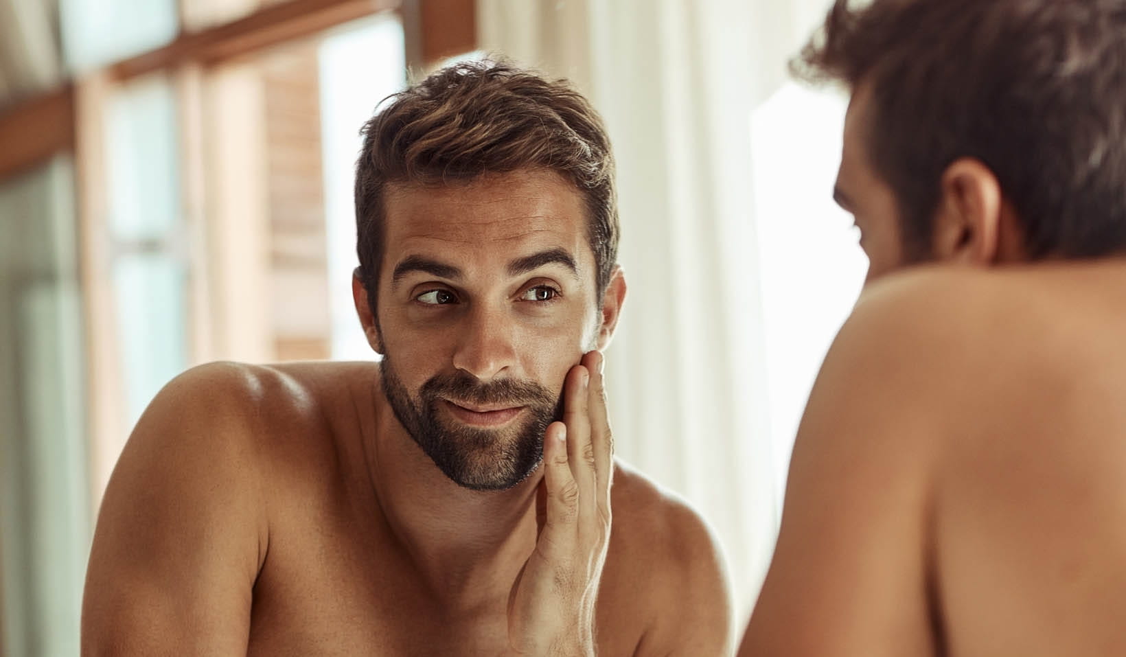 Junger Mann verwendet Nivea Men Anti Müdigkeit Aktive Energie Creme