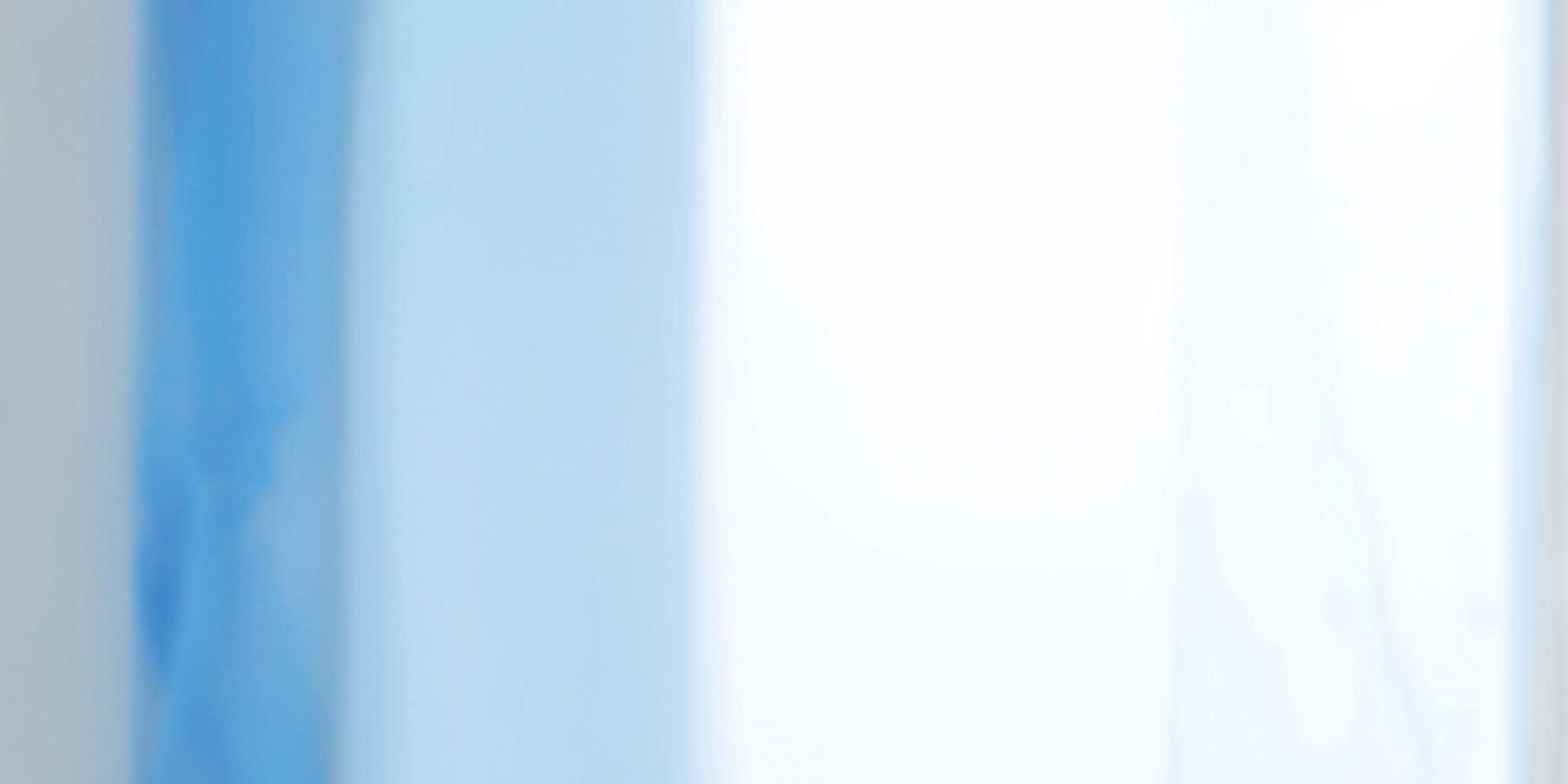 Blauer Fenstervorhang