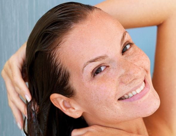 Der Unterschied zwischen Haarspülung, Shampoo und Kur