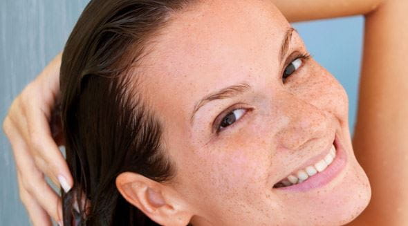 Der Unterschied zwischen Haarspülung, Shampoo und Kur