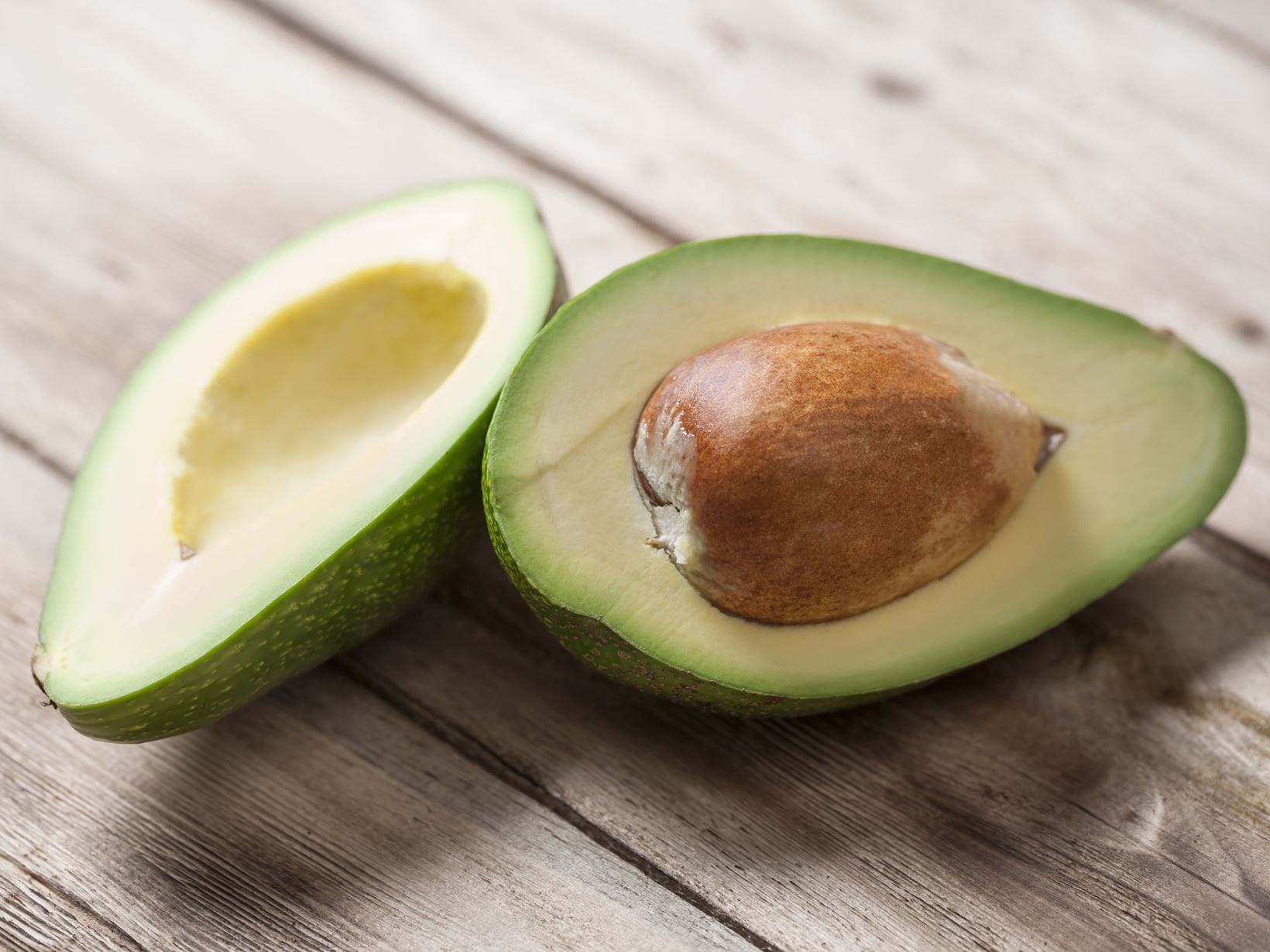 Glänzende Haar mit Avocado-Haarmaske