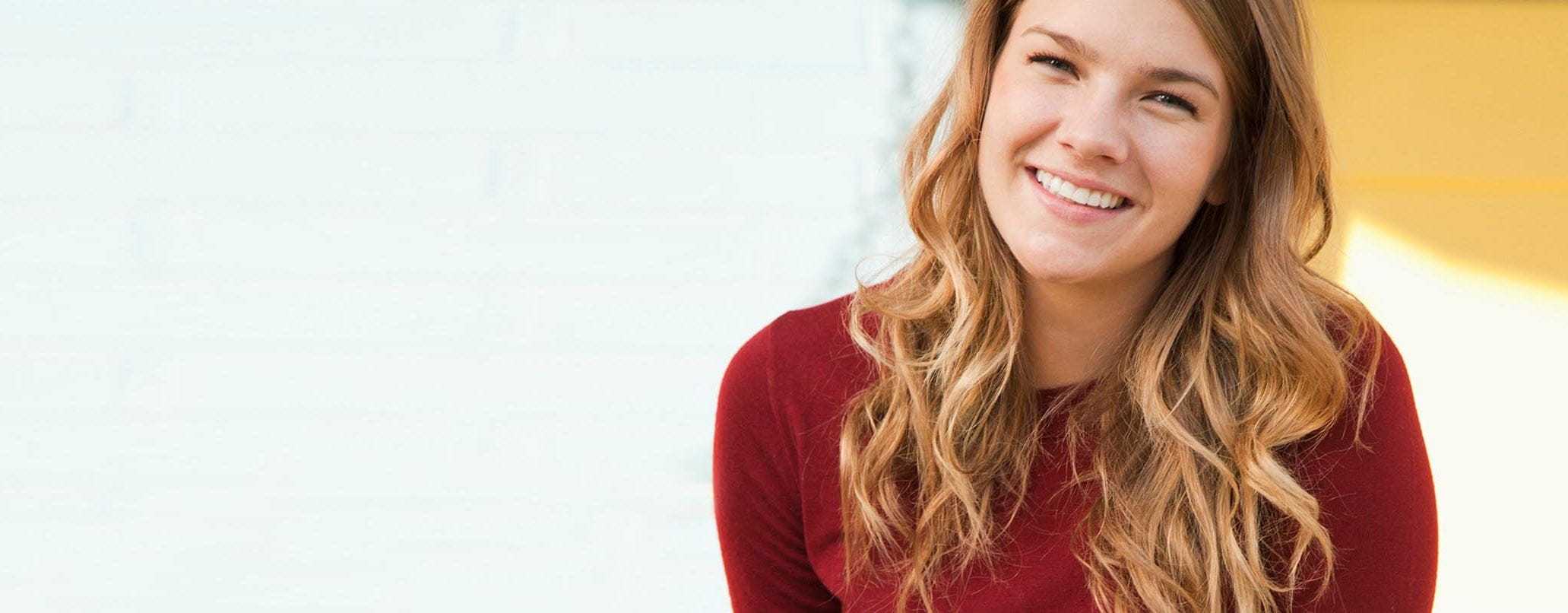 Fille souriante avec pull rouge