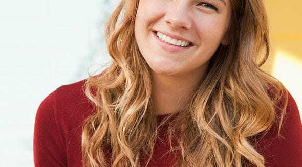Fille souriante avec pull rouge