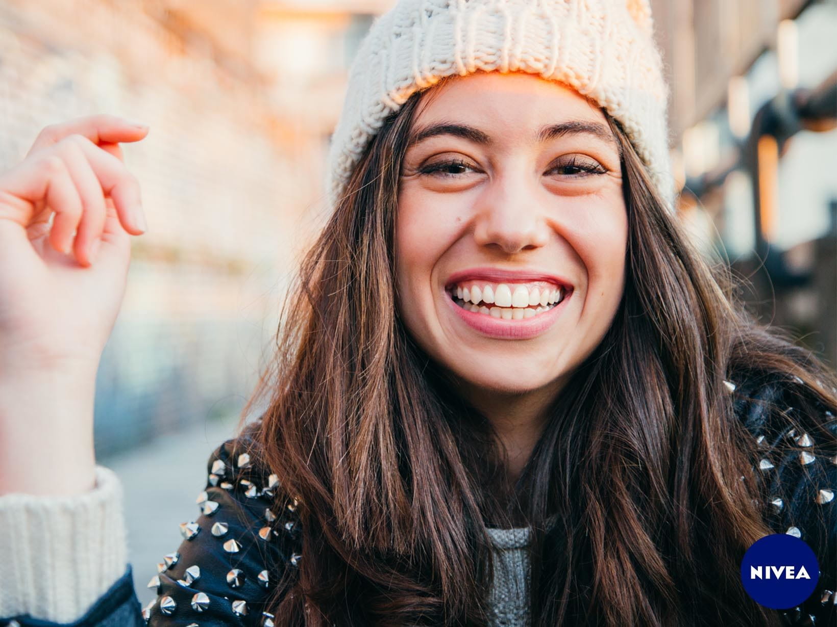Elektrische Haare im Winter? Mützen laden unsere Haare auf