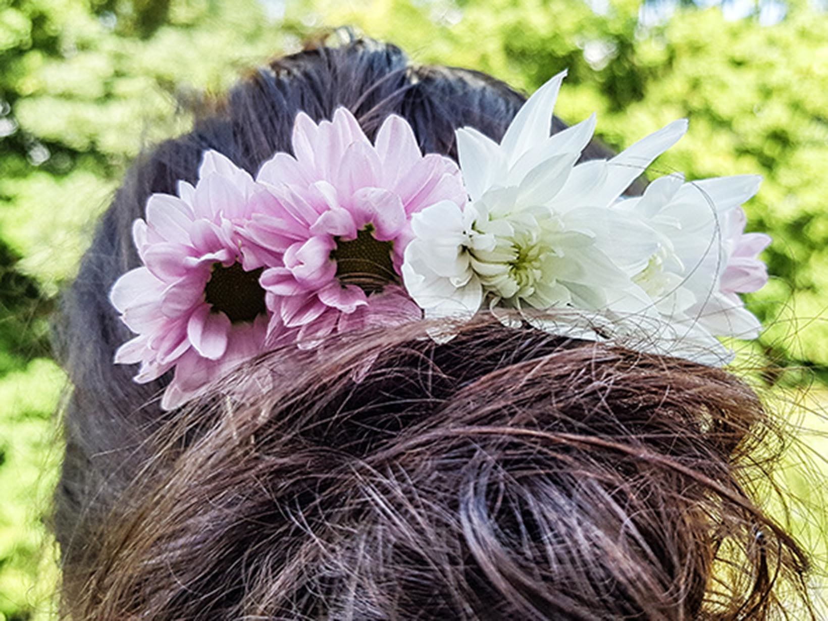 Haarstyling mit Blumenaccessoires