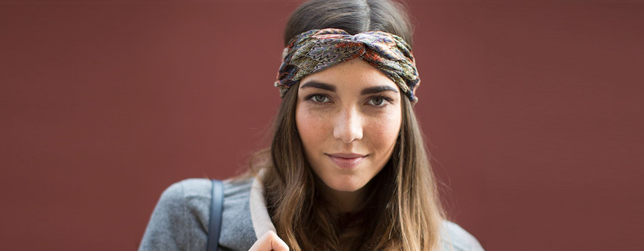 Frisuren mit Haarband: Styling-Tipps und Anleitungen