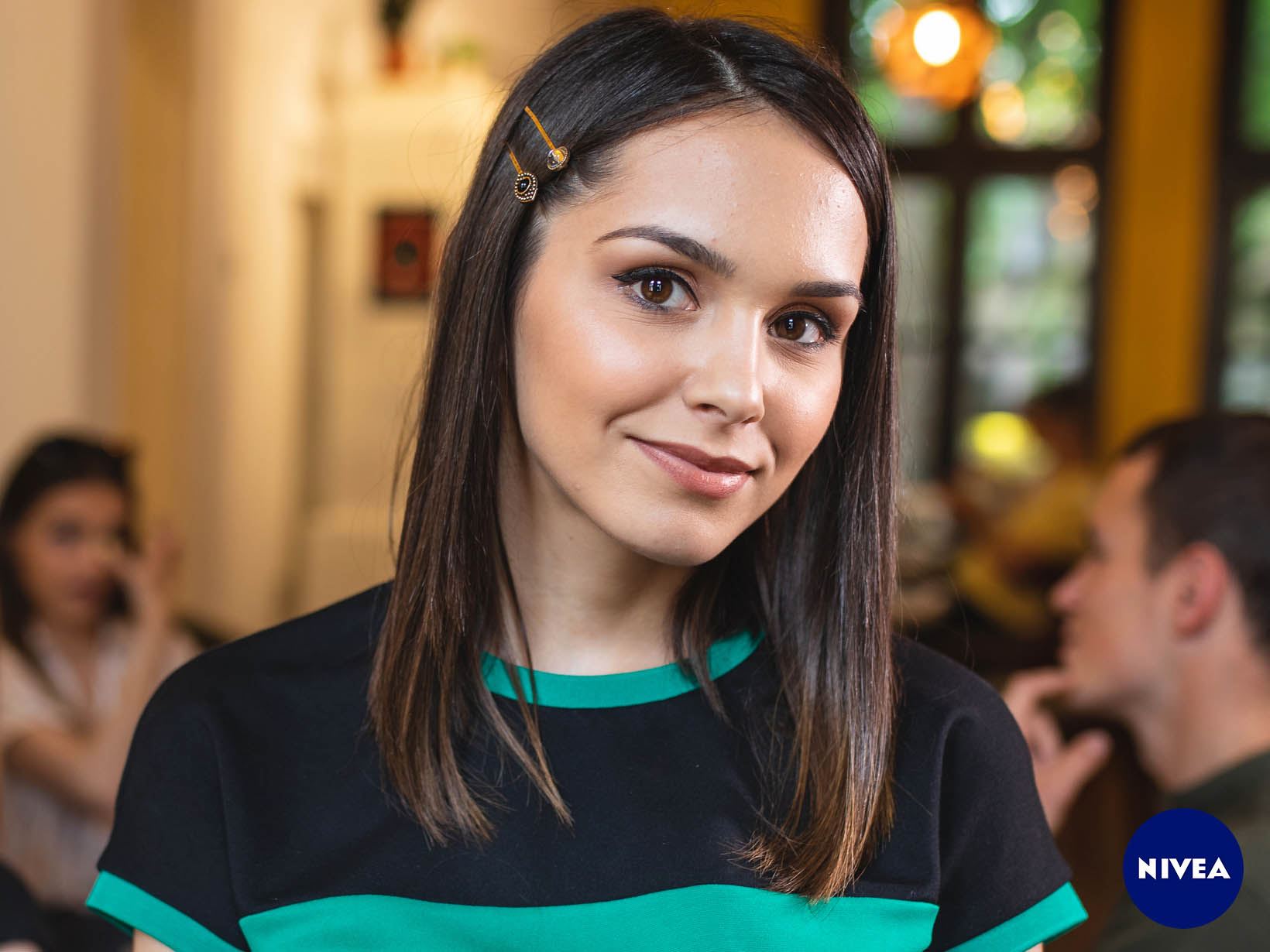 2. Offene Haare mit sichtbaren Bobby Pins