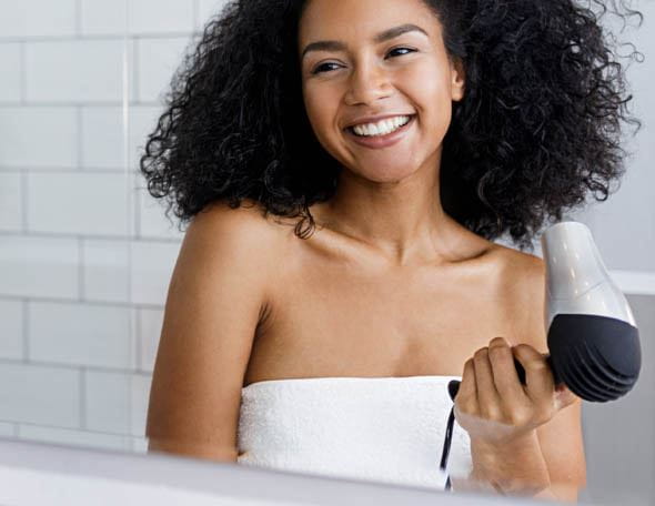 Hitzeschutz für die Haare: Von Fluid bis Balm