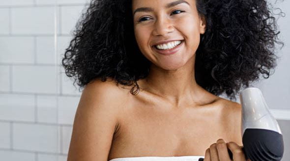 Hitzeschutz für die Haare: Von Fluid bis Balm