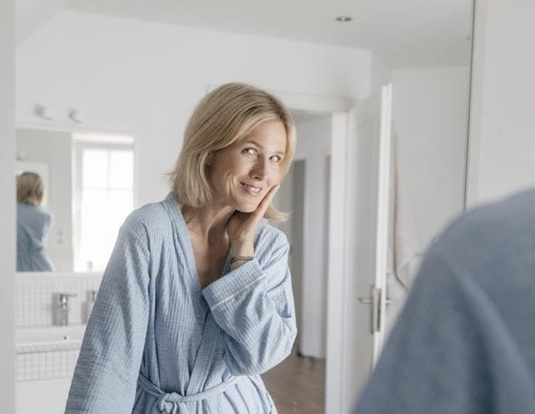 Frau mit reifer Haut