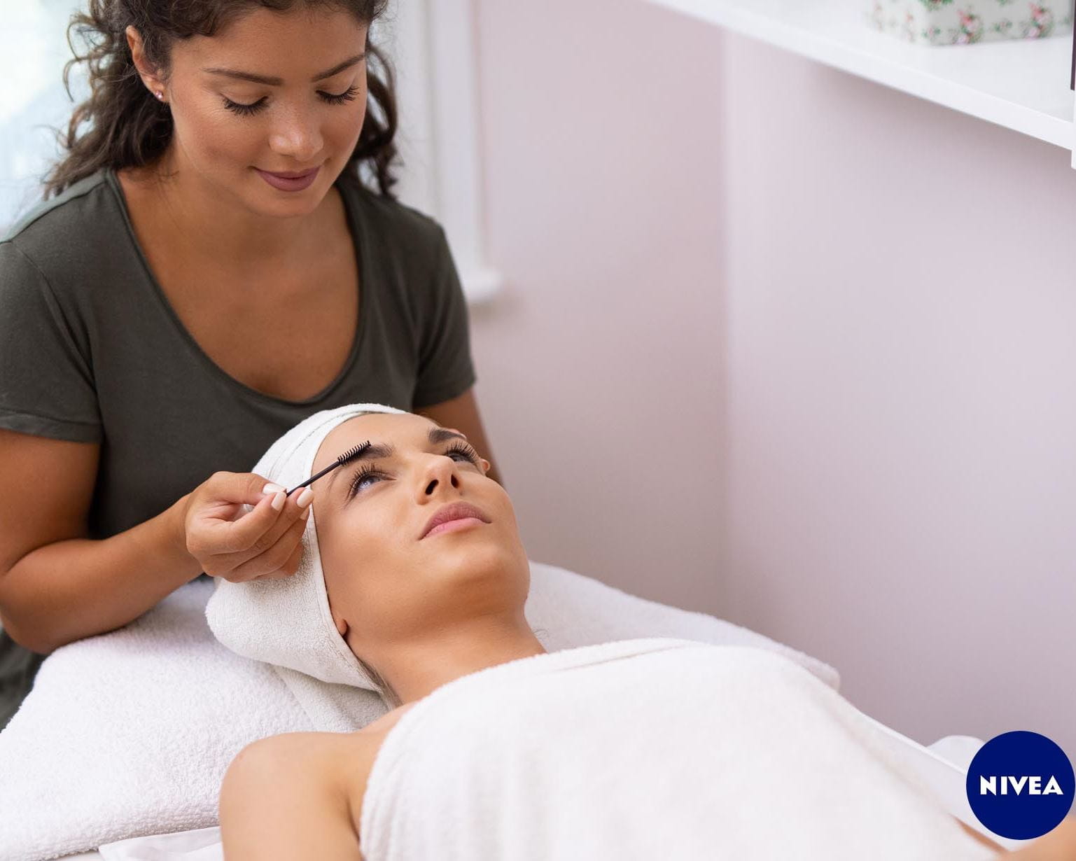 Augenbrauen färben im Studio