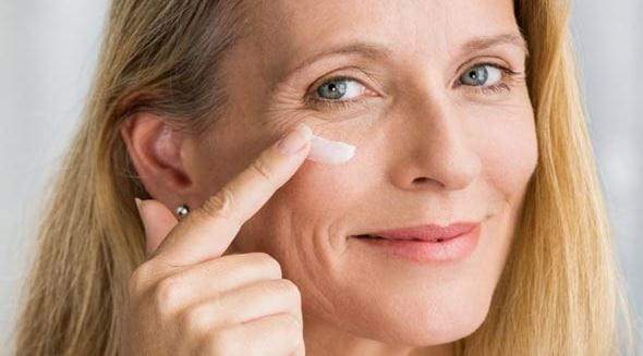 Dünne Haut im Alter: Ursachen und Pflege-Tipps – NIVEA