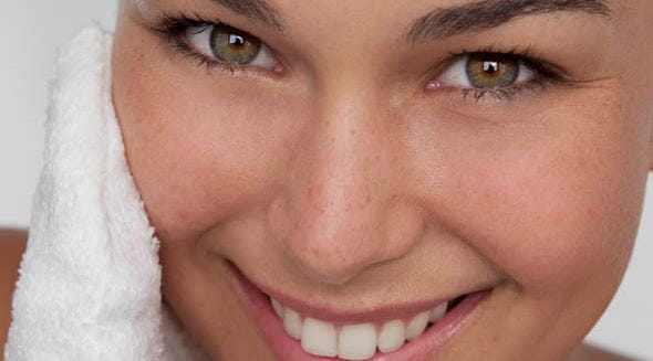 Gesichtsreinigung mit Waschhandschhuh: Tipps zur Anwendung