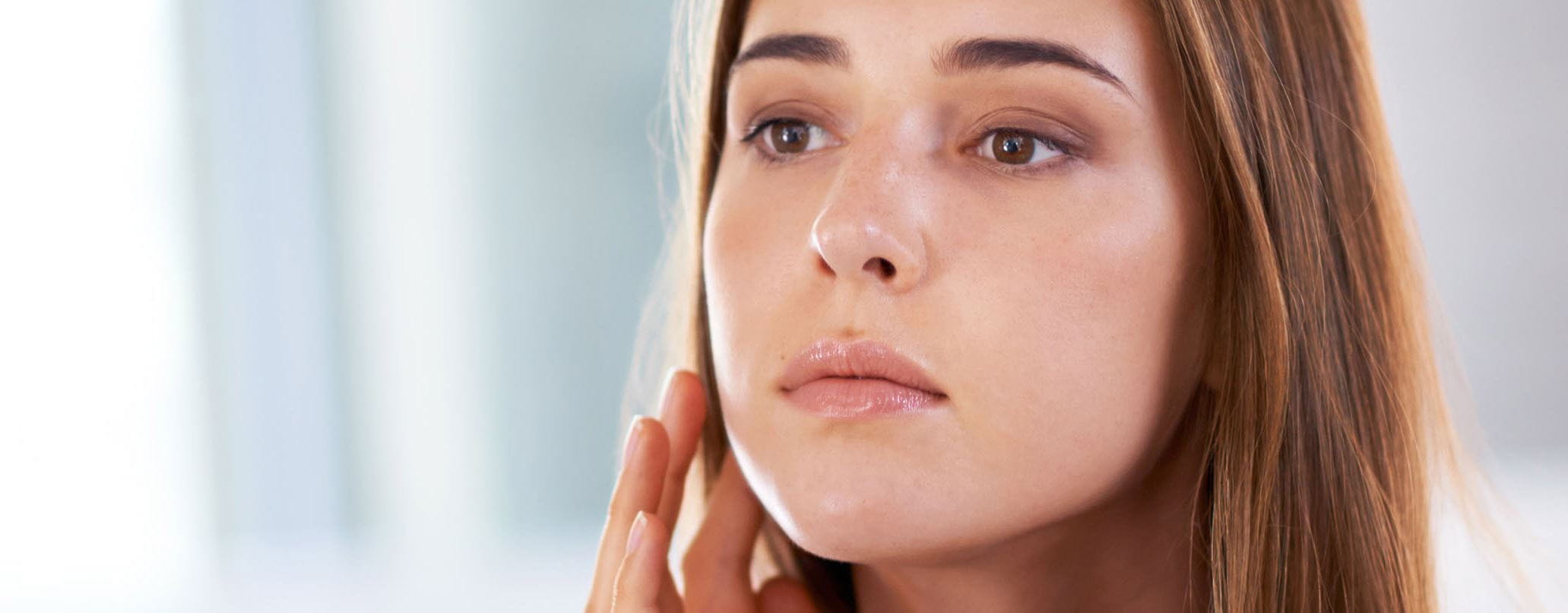 Femme se caresse le visage
