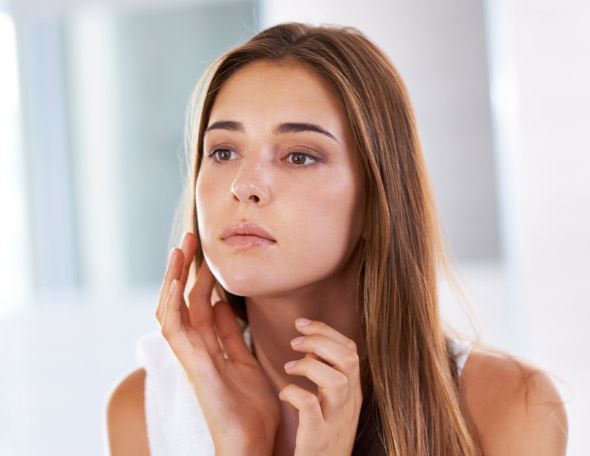 Femme se caresse le visage