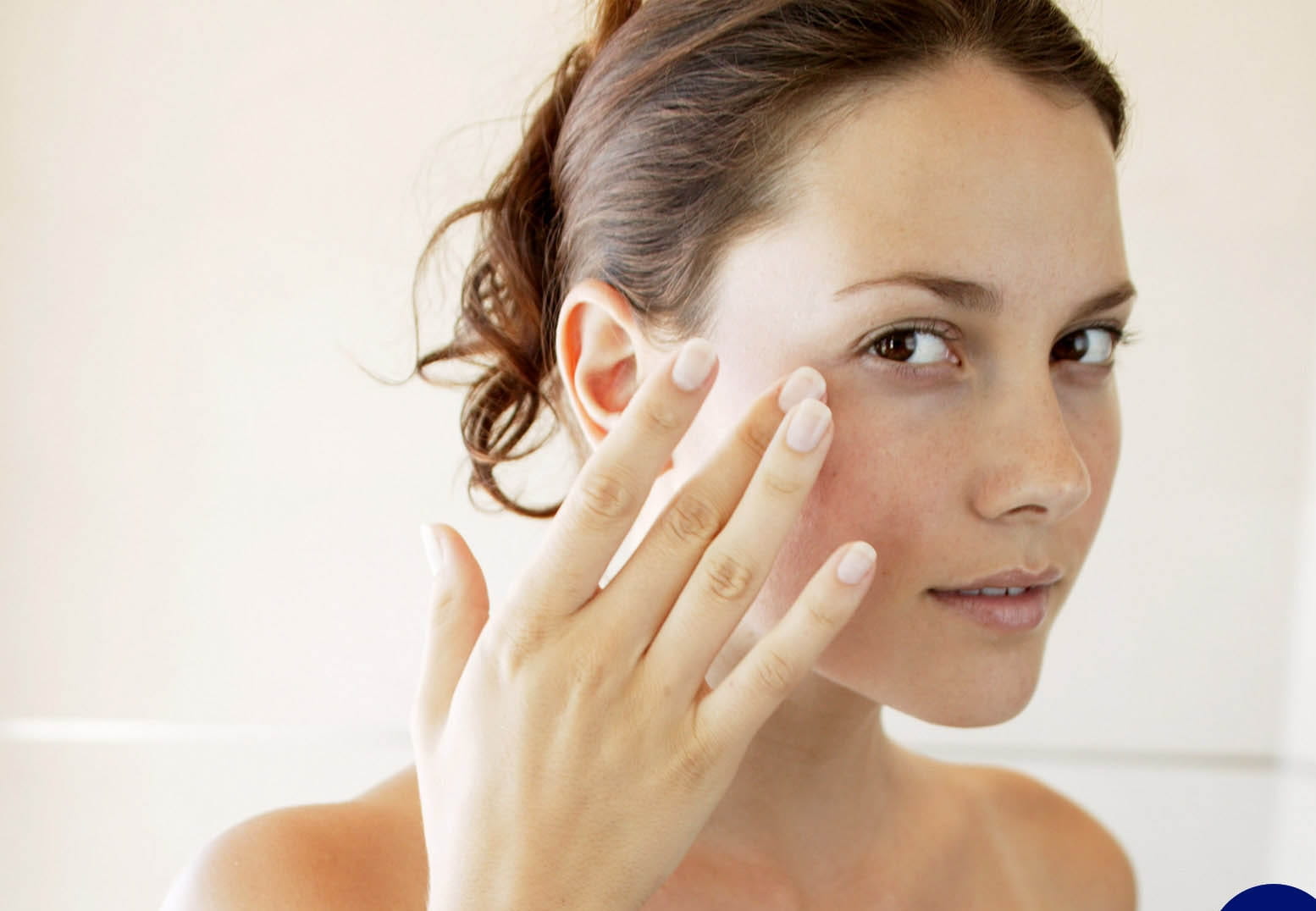 Mann vermeidet Tränensäcke unter den Augen