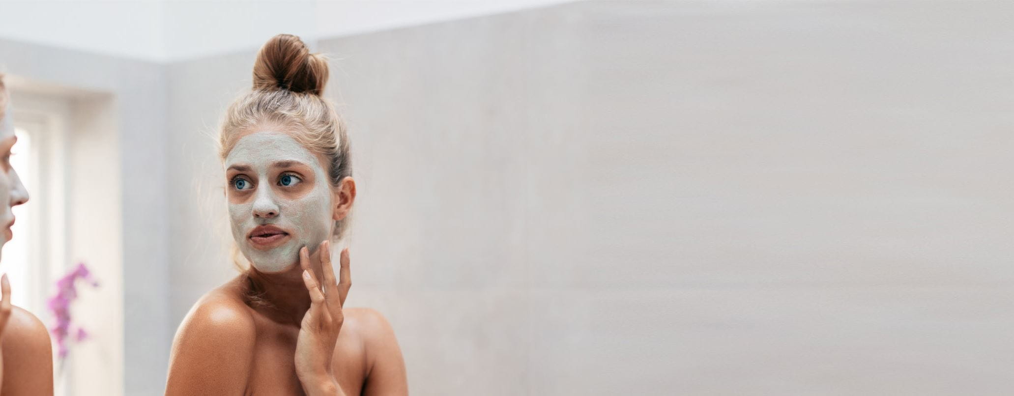 Fille avec masque s