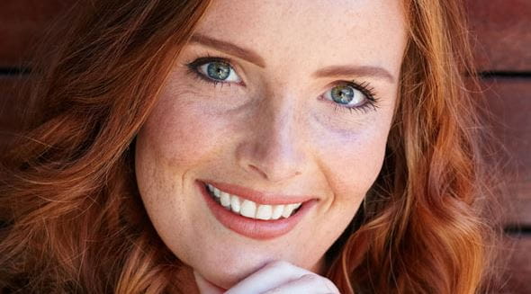 Frau mit Sommersprossen