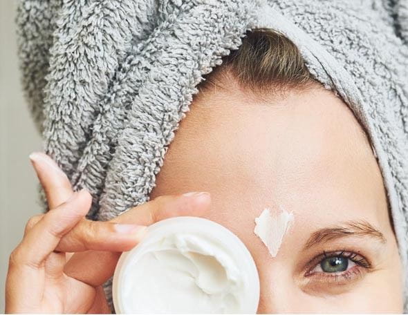 Stirnfalten reduzieren: Tipps für glatte Haut