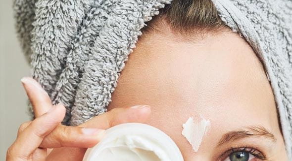 Stirnfalten reduzieren: Tipps für glatte Haut
