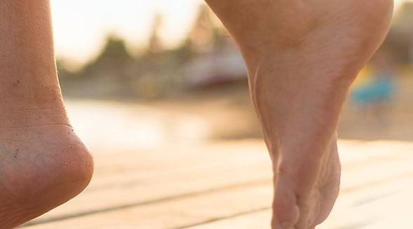 Pieds qui marchent vers plage